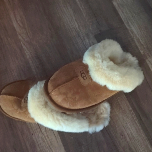 UGG Shoes - UGG scufette SIZE 8
